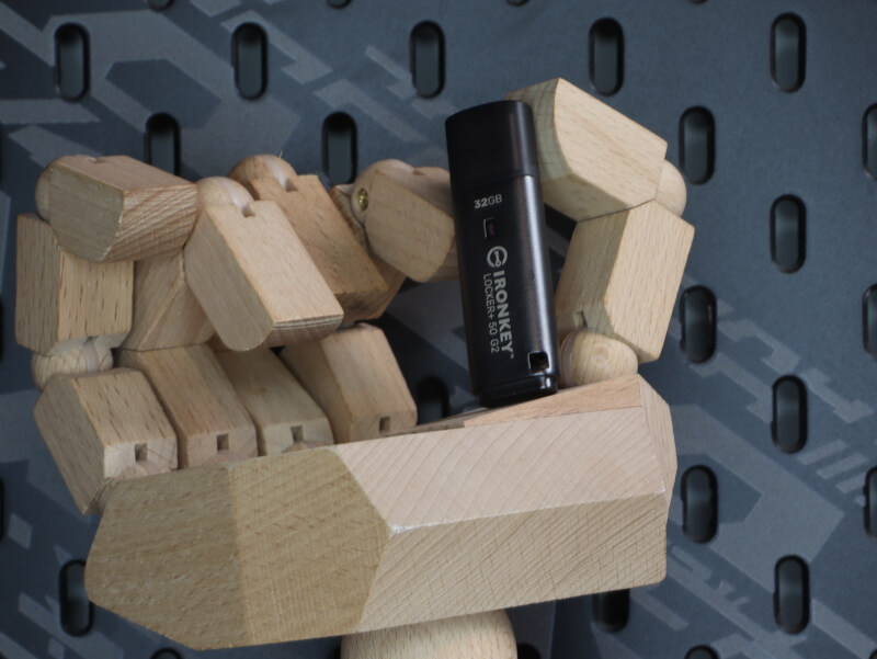 Kingston IronKey CrystalDiskMark test
